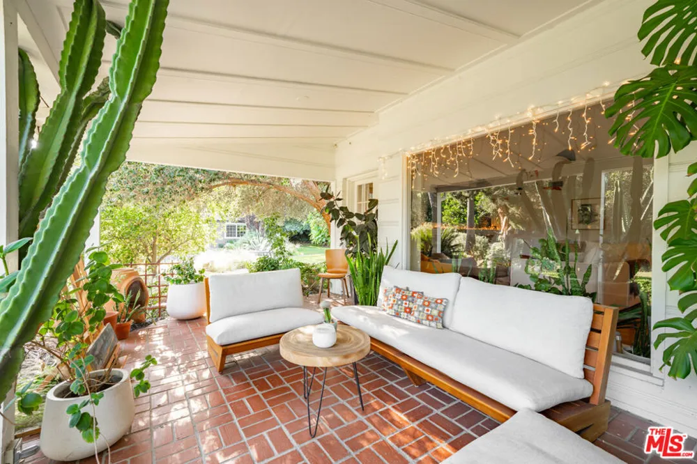 17401 Londelius Street Northridge, CA 91325