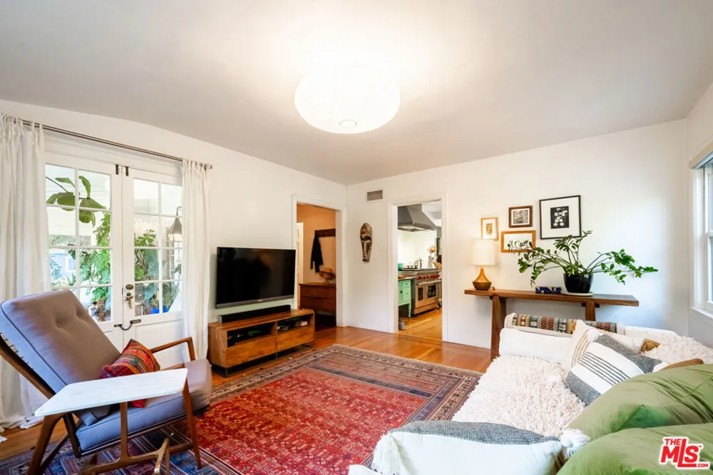 17401 Londelius Street Northridge, CA 91325