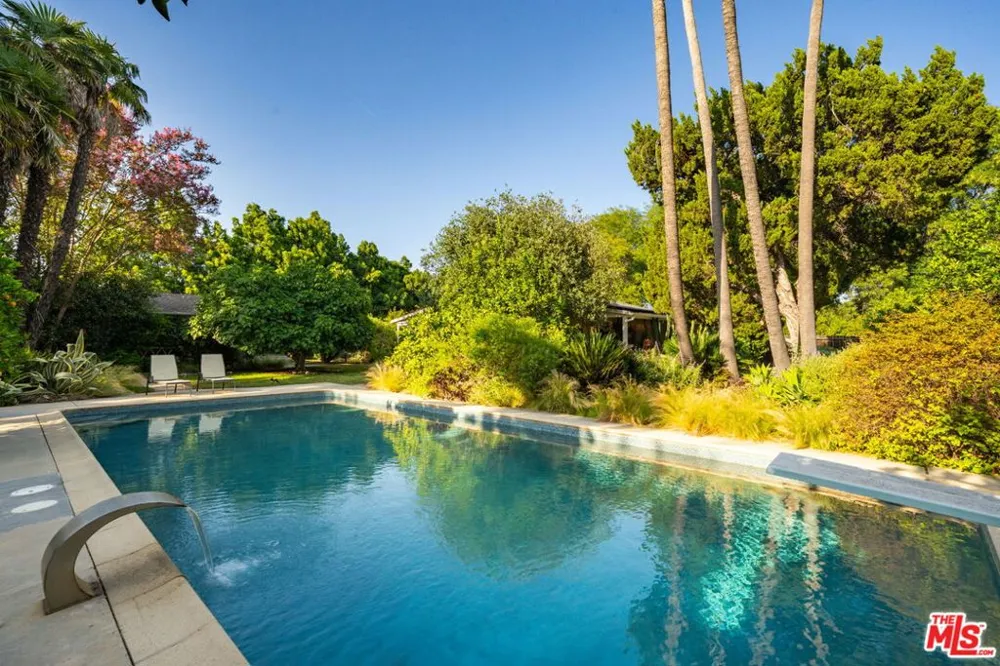 17401 Londelius Street Northridge, CA 91325