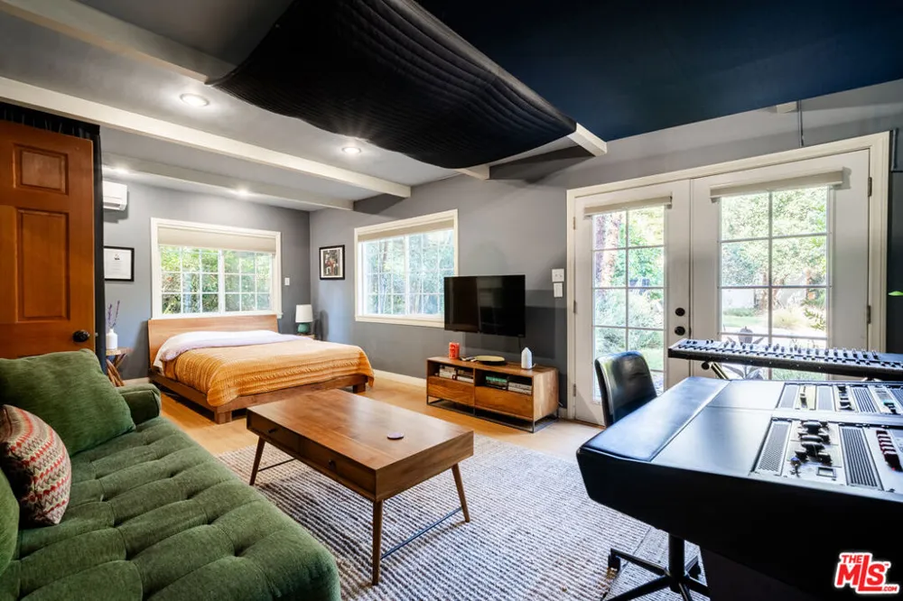 17401 Londelius Street Northridge, CA 91325