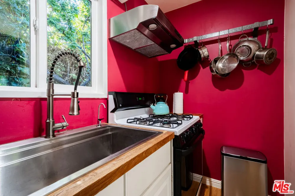 17401 Londelius Street Northridge, CA 91325
