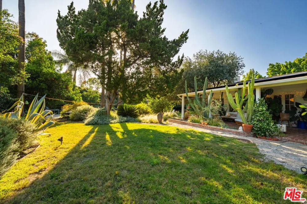 17401 Londelius Street Northridge, CA 91325