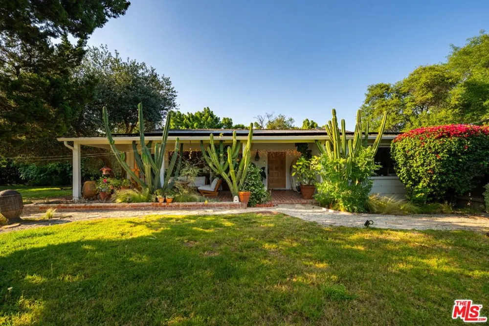 17401 Londelius Street Northridge, CA 91325