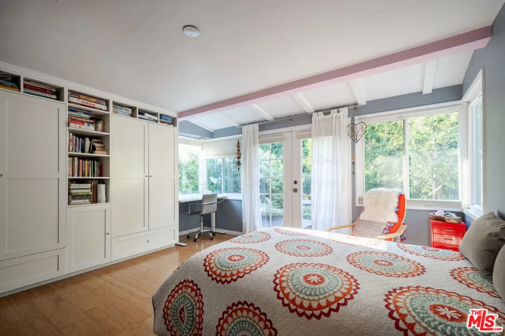17401 Londelius Street Northridge, CA 91325