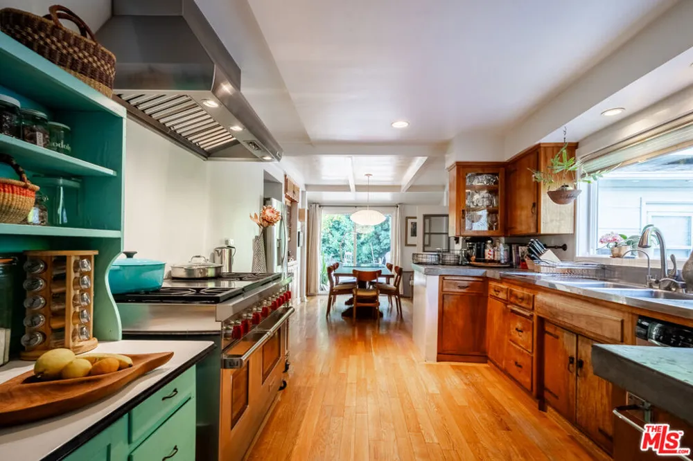 17401 Londelius Street Northridge, CA 91325