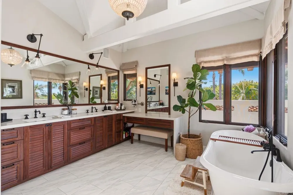 1668 Crest Drive Encinitas, CA 92024
