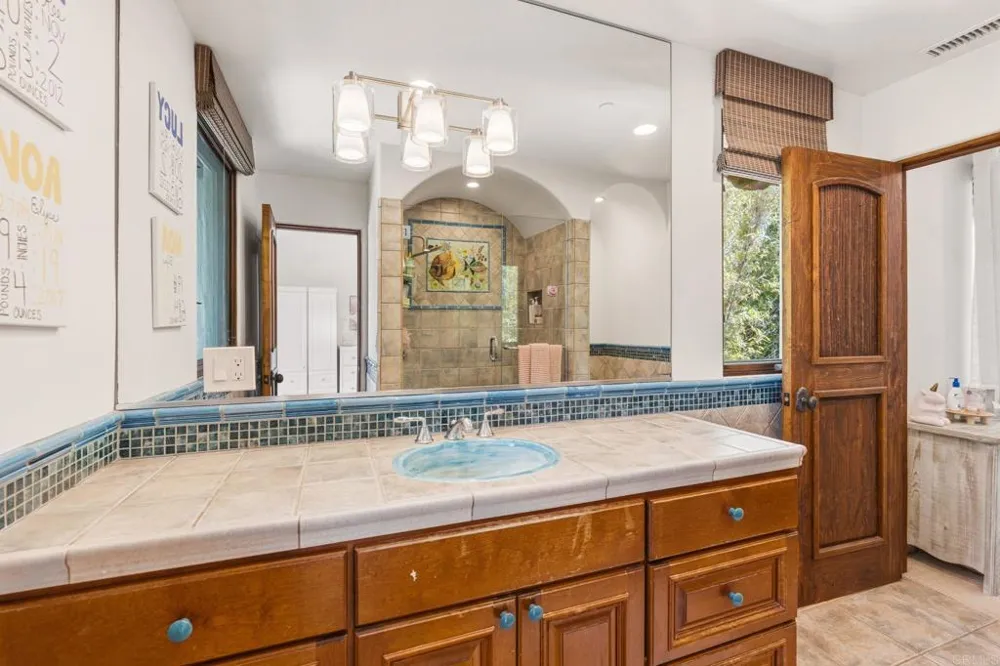 1668 Crest Drive Encinitas, CA 92024
