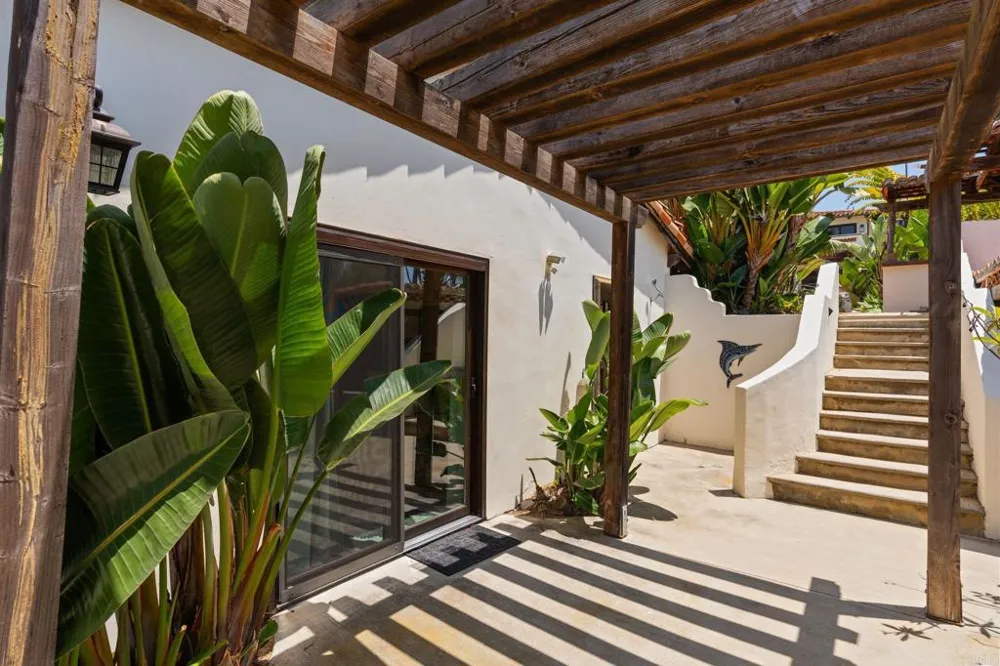 1668 Crest Drive Encinitas, CA 92024