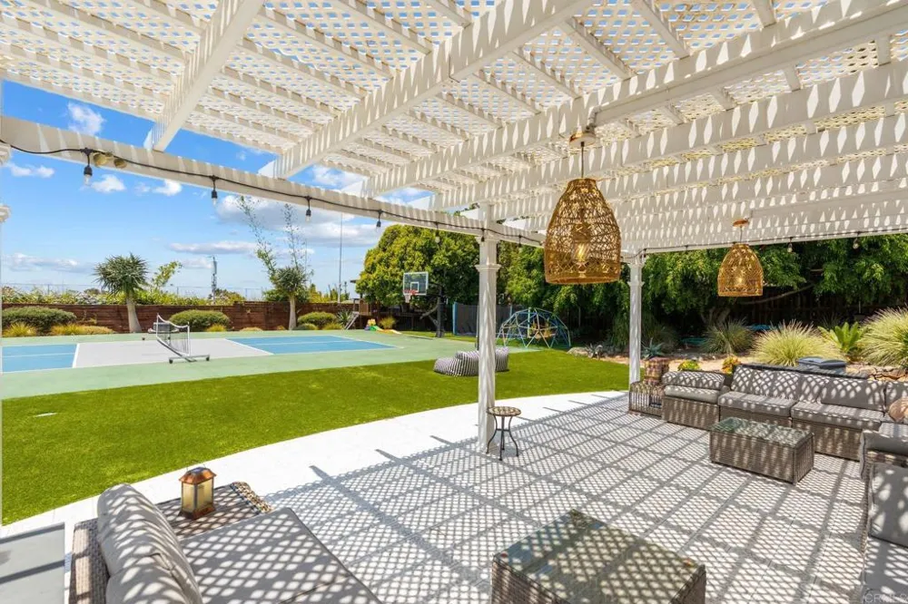 1668 Crest Drive Encinitas, CA 92024