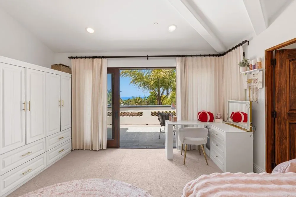1668 Crest Drive Encinitas, CA 92024