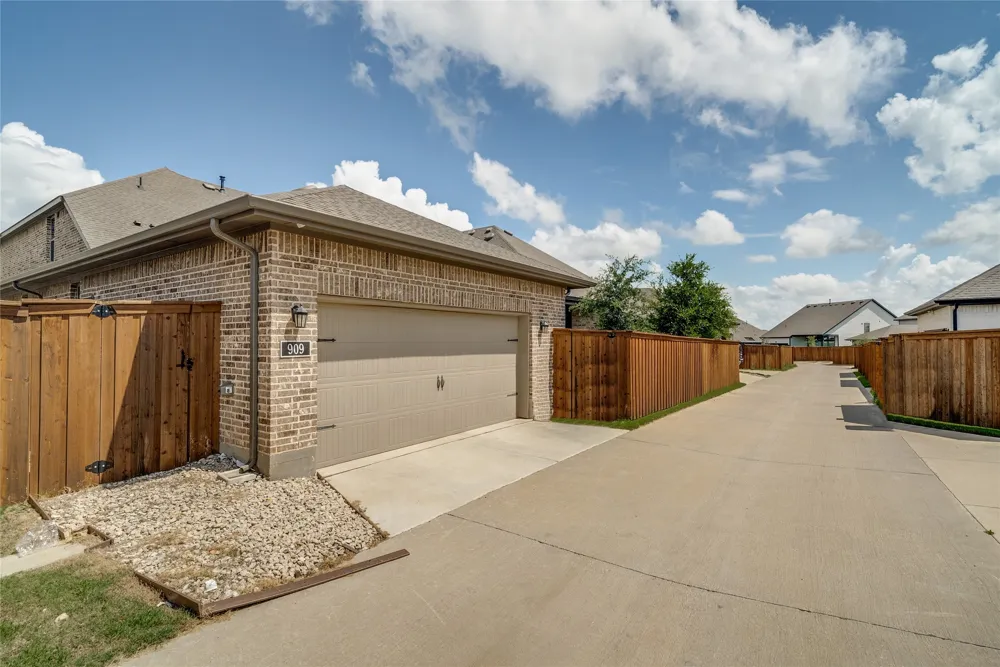 909 Almond Blossom Circle Crowley, TX 76036