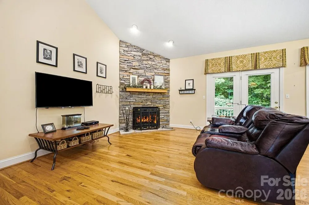 3121 Cove Loop Road Hendersonville, NC 28739