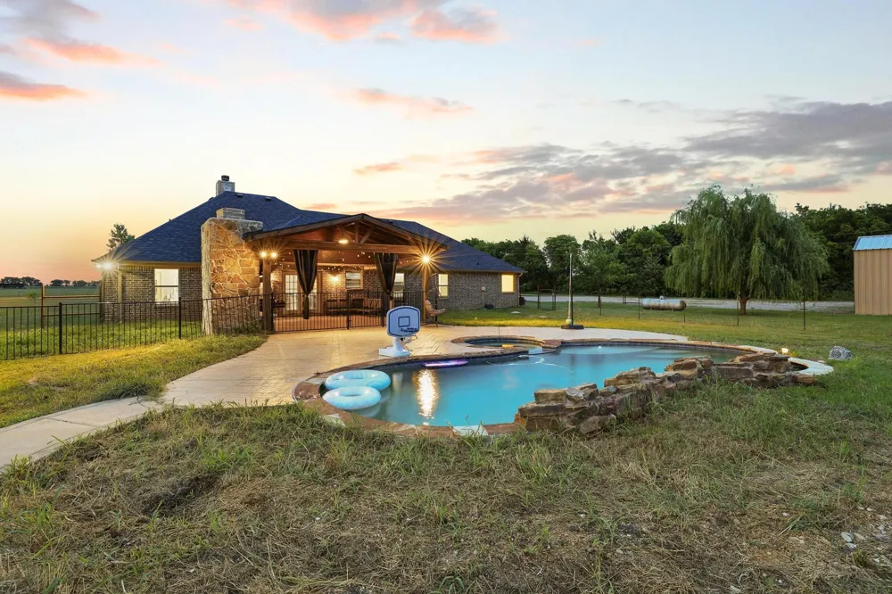 460 County Road 4421 Trenton, TX 75490