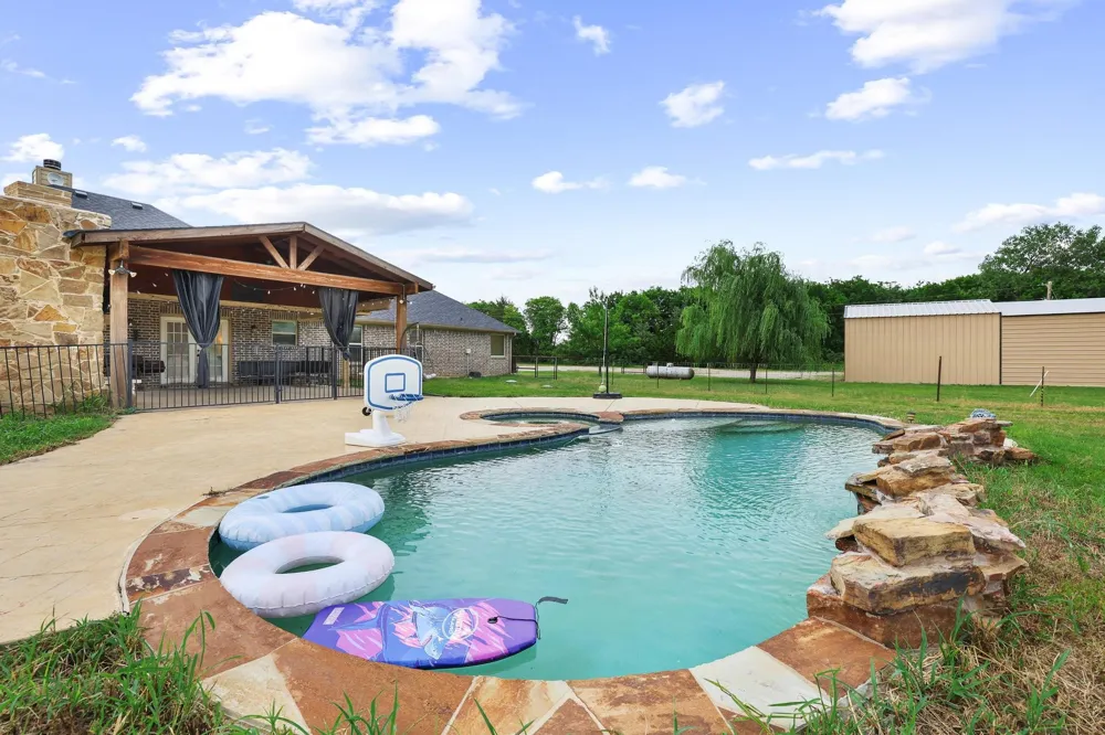 460 County Road 4421 Trenton, TX 75490