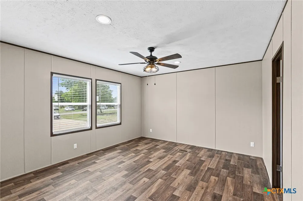 305 S 6th Street Buckholts, TX 76518