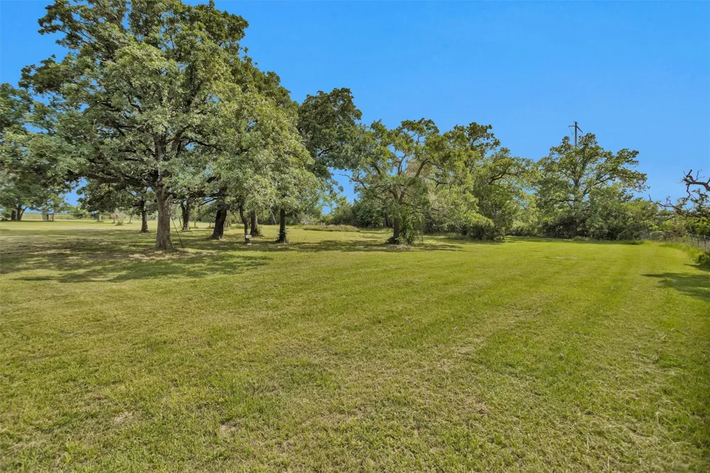 8908 County Road 279 Bedias, TX 77831