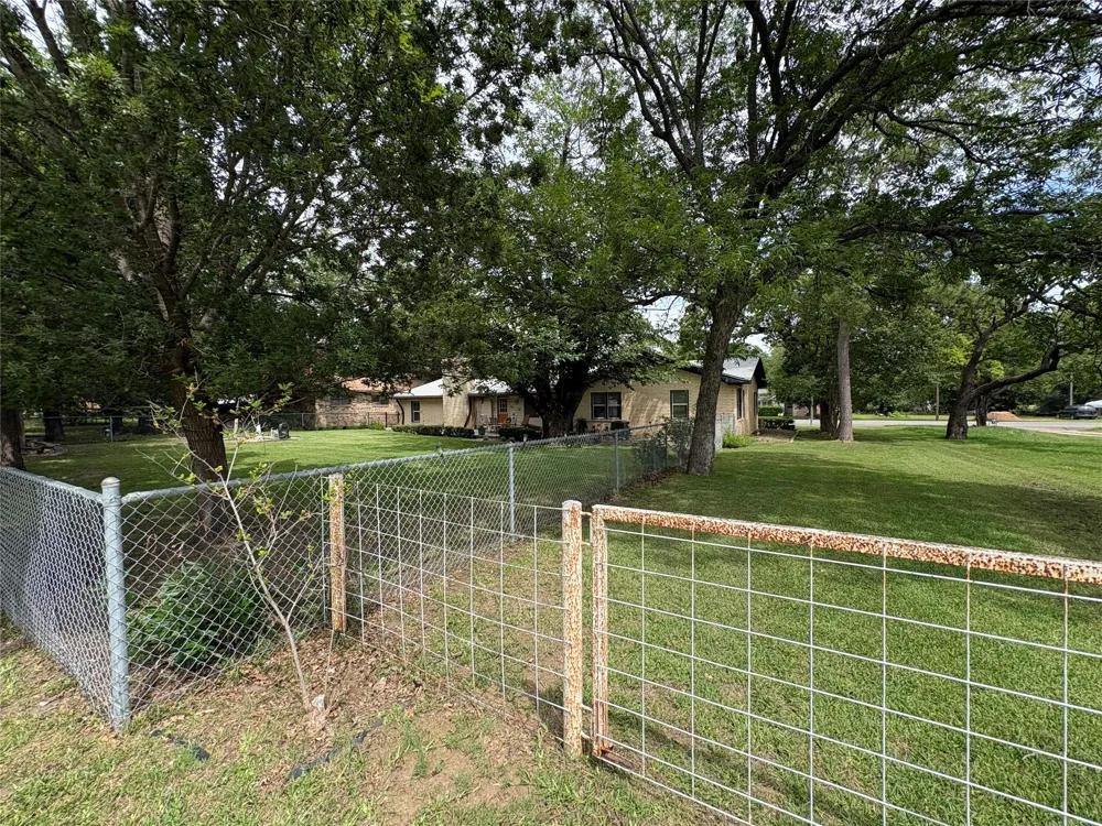 323 S Fisher Street Gorman, TX 76454