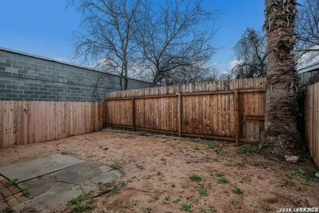 325 S HACKBERRY ST San Antonio, TX 78203