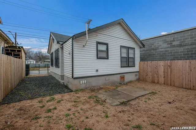 325 S HACKBERRY ST San Antonio, TX 78203