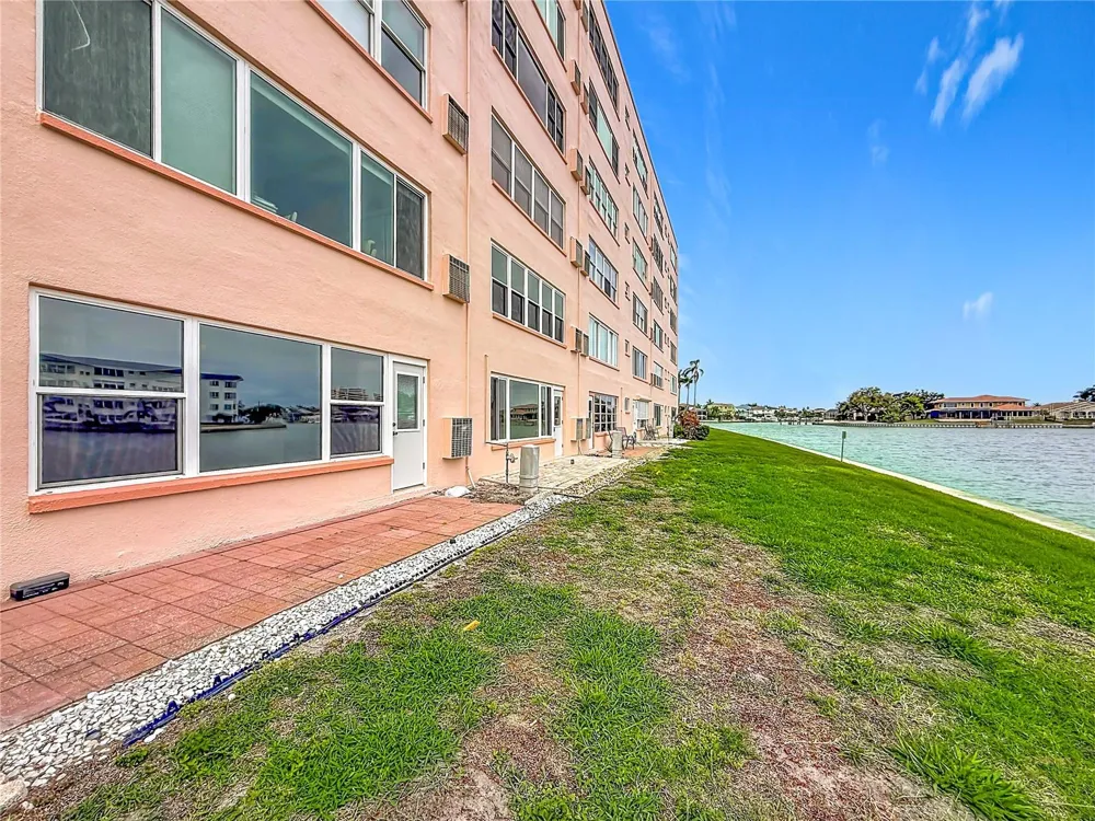 6025 SHORE BOULEVARD S #106 Gulfport, FL 33707