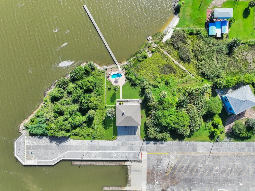 1300 Yacht Basin Gilchrist, TX 77617