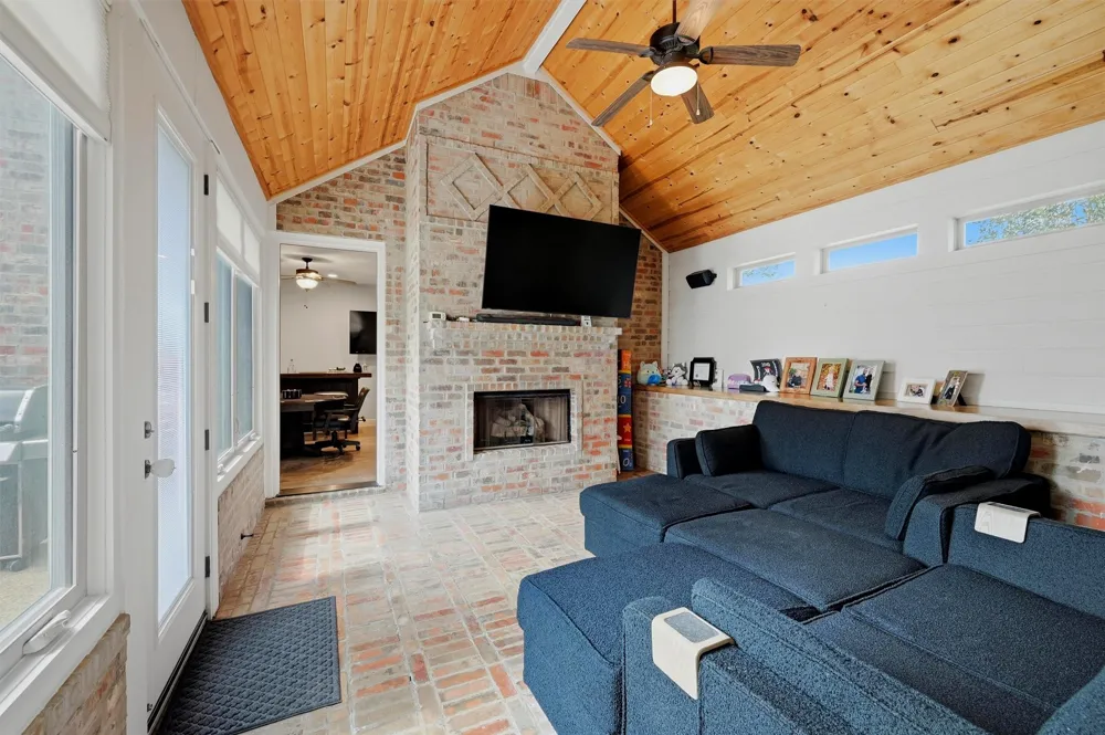 107 Iriquois Drive Lake Kiowa, TX 76240