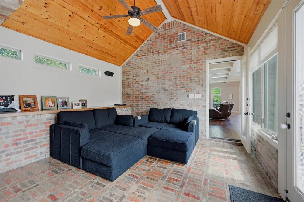 107 Iriquois Drive Lake Kiowa, TX 76240