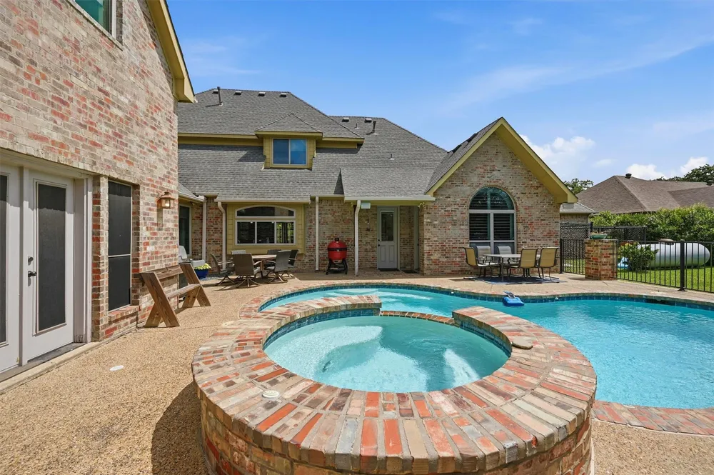 107 Iriquois Drive Lake Kiowa, TX 76240