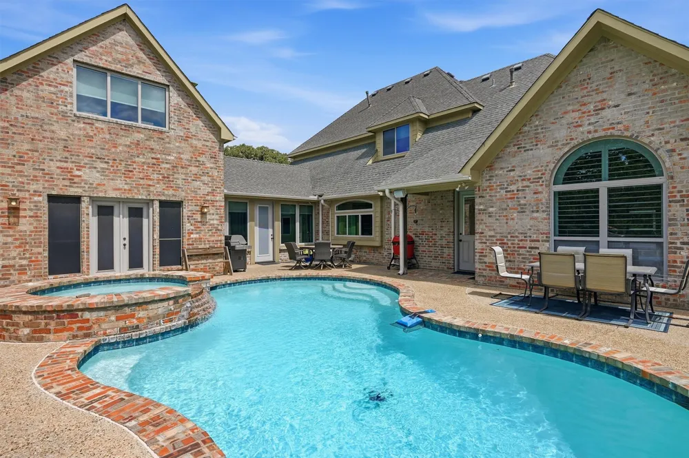 107 Iriquois Drive Lake Kiowa, TX 76240