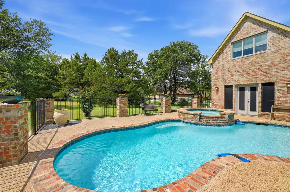 107 Iriquois Drive Lake Kiowa, TX 76240