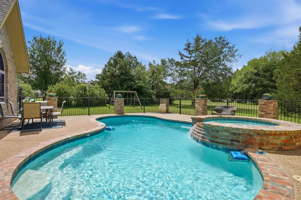 107 Iriquois Drive Lake Kiowa, TX 76240