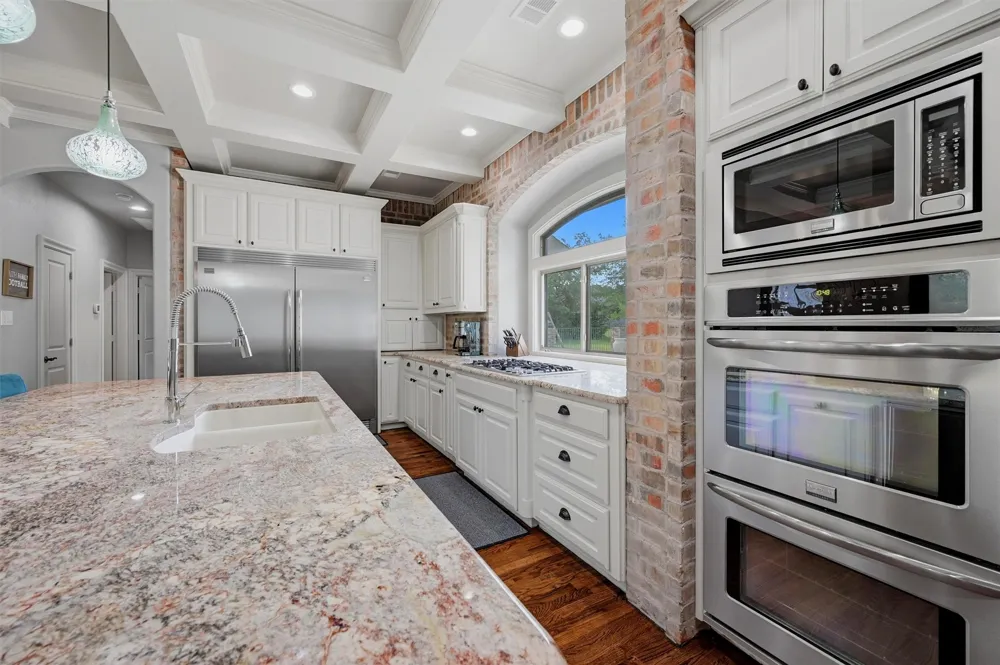 107 Iriquois Drive Lake Kiowa, TX 76240