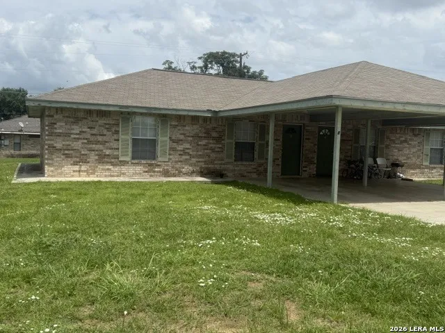 1052 LONG ST Pleasanton, TX 78064