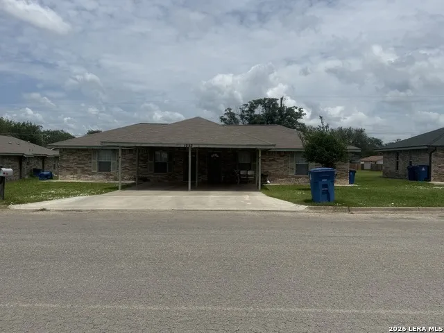 1052 LONG ST Pleasanton, TX 78064