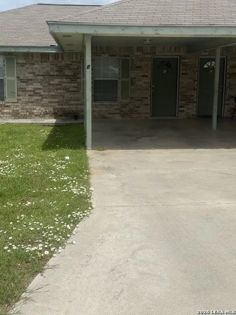 1052 LONG ST Pleasanton, TX 78064