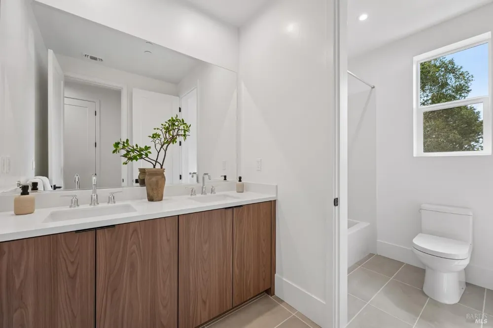 3746 Crown Hill Drive Santa Rosa, CA 95404
