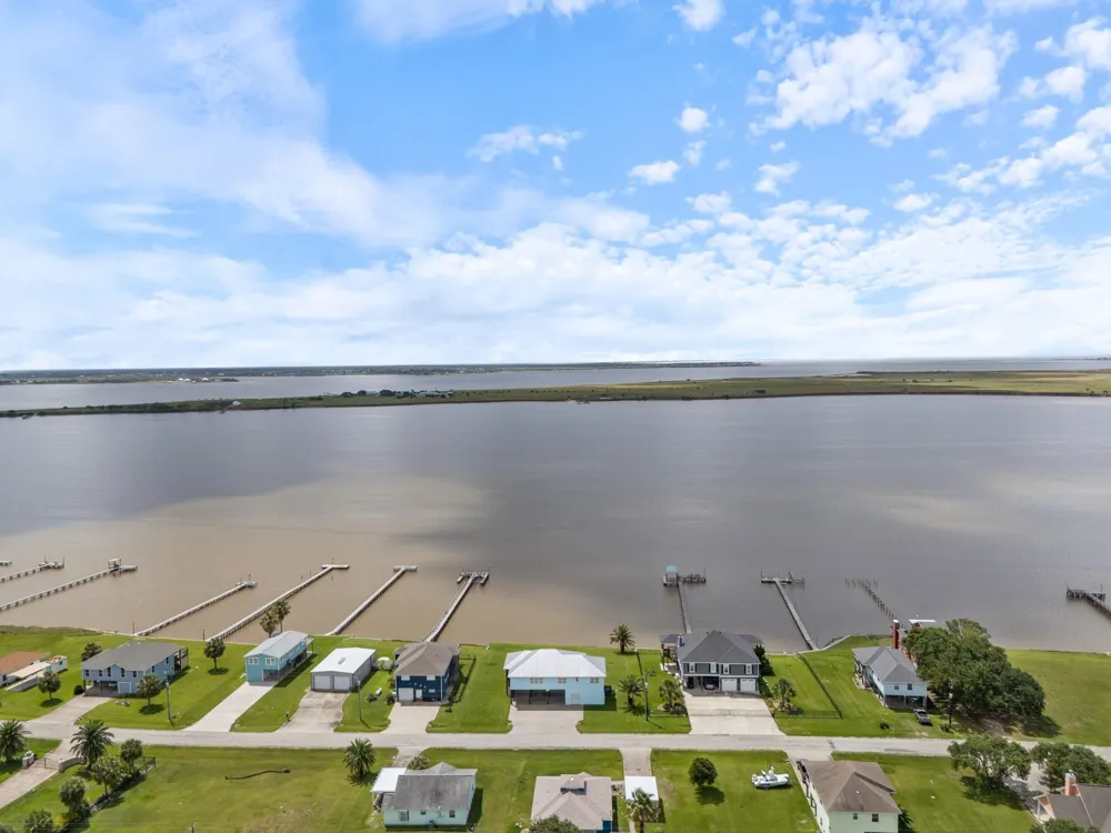 1730 W Bayshore Drive Palacios, TX 77465