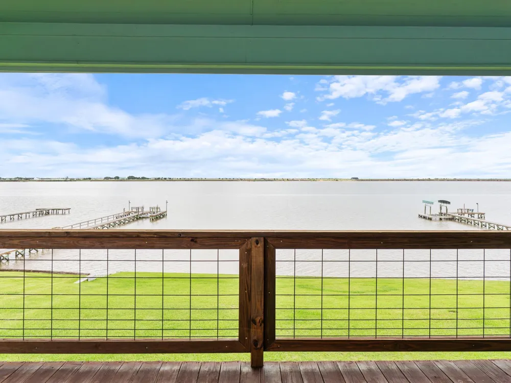 1730 W Bayshore Drive Palacios, TX 77465