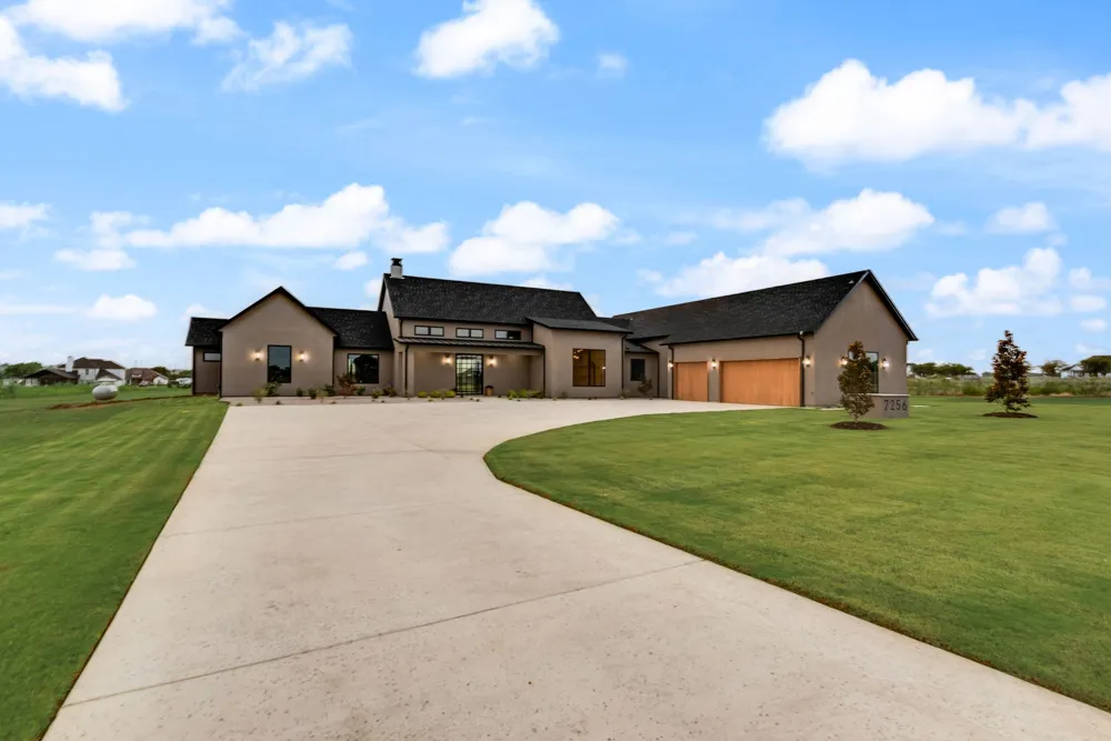 7256 Tom Trails Krum, TX 76249
