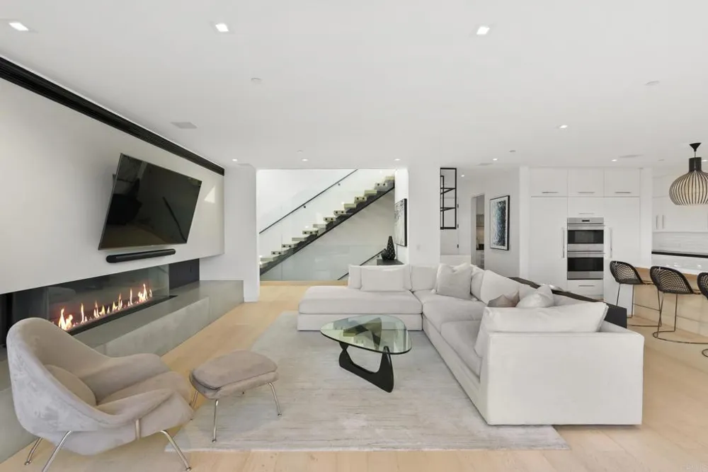 216 Ocean St. Solana Beach, CA 92075