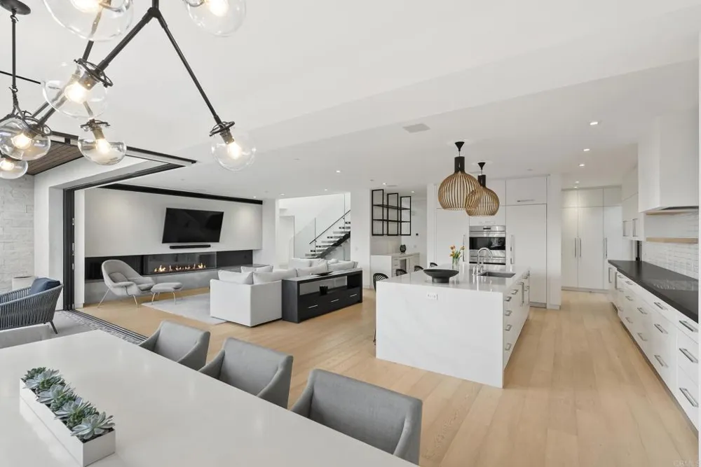 216 Ocean St. Solana Beach, CA 92075