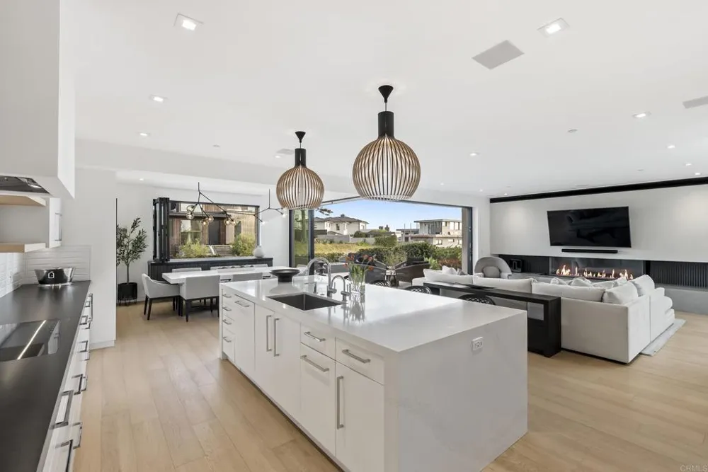 216 Ocean St. Solana Beach, CA 92075