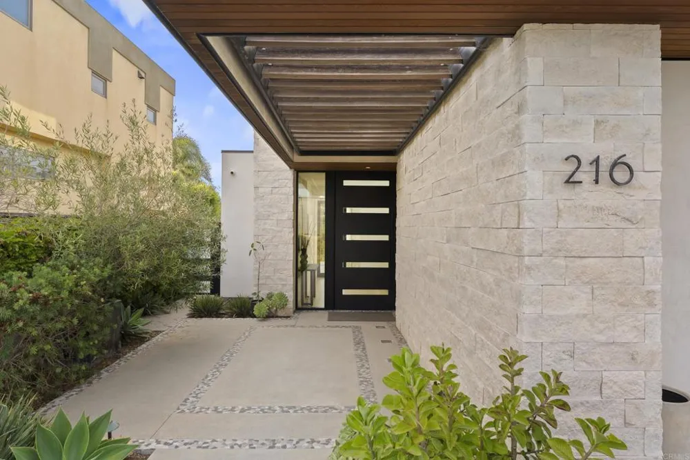 216 Ocean St. Solana Beach, CA 92075