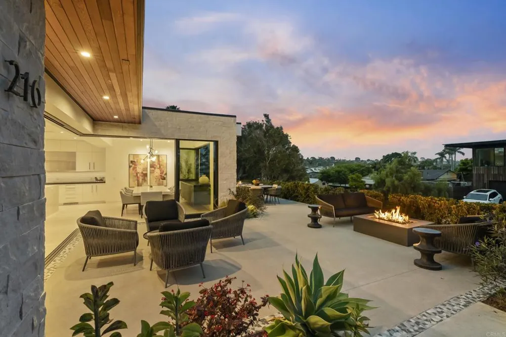 216 Ocean St. Solana Beach, CA 92075
