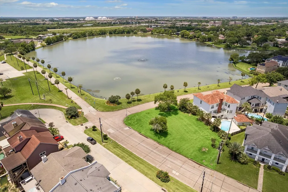 18743 Martinique Drive Nassau Bay, TX 77058