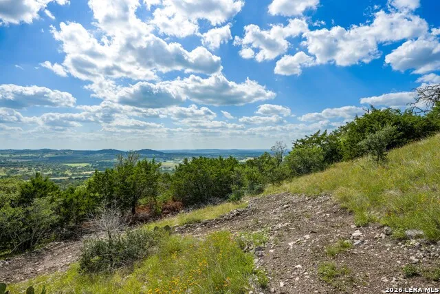 FAR HILLS RANCH 152 Jungfrau Hill Rd. Comfort, TX 78013