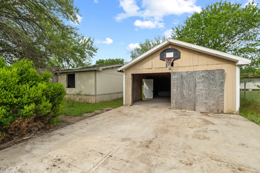 205 Skycrest Drive Martindale, TX 78655