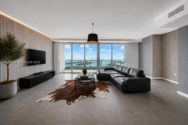 900 Biscayne Blvd #PH6205 Miami, FL 33132