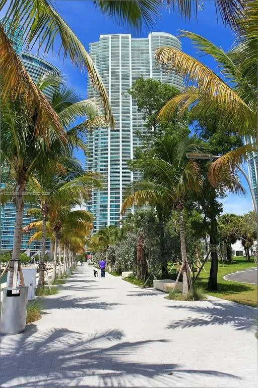 900 Biscayne Blvd #PH6205 Miami, FL 33132