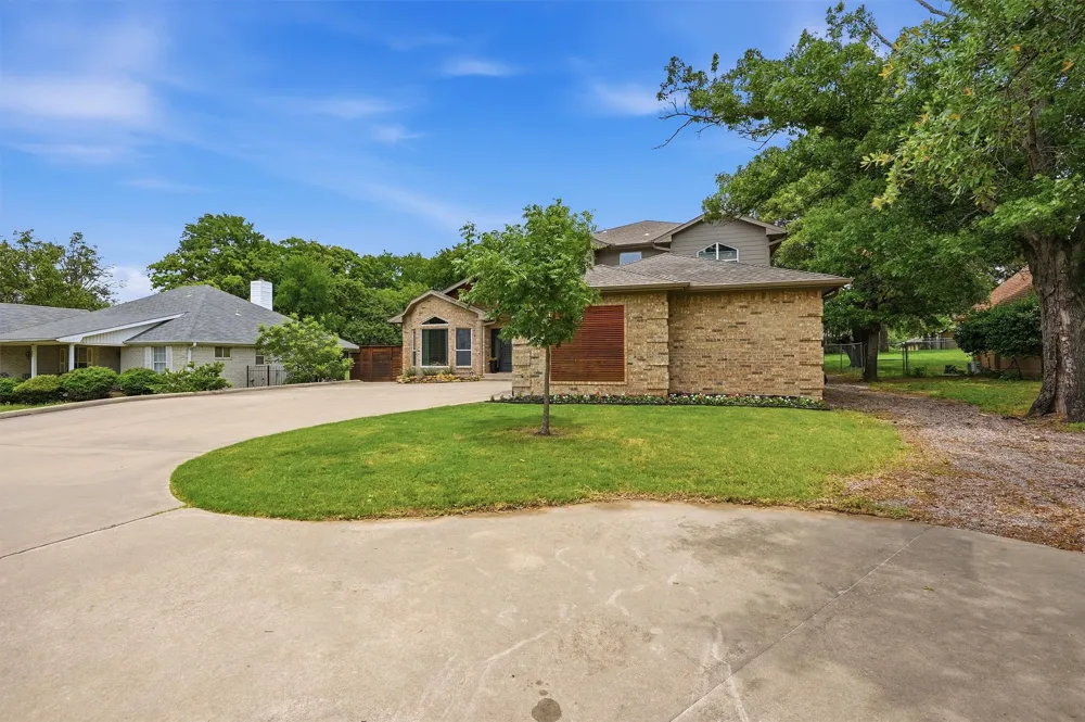 219 Navajo Trail Lake Kiowa, TX 76240